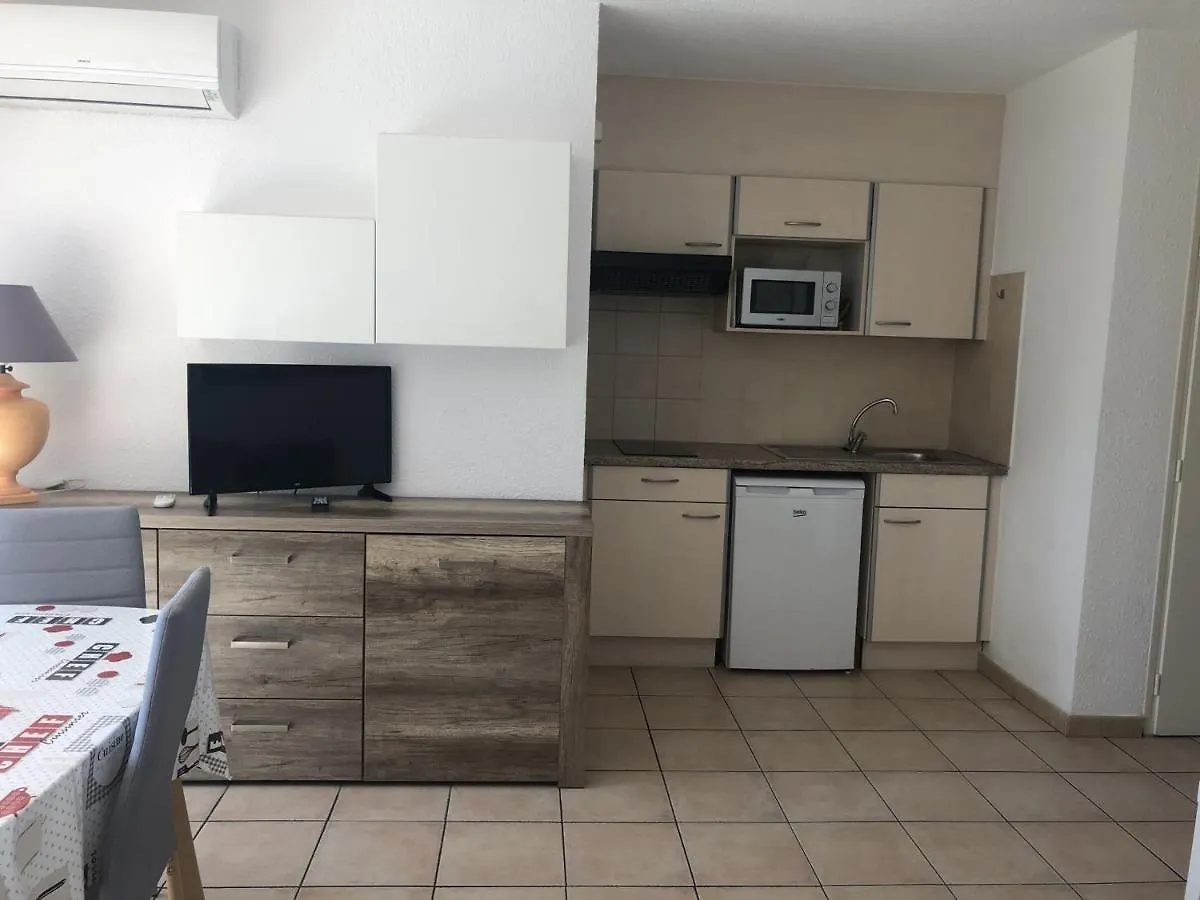 Studio Climat. Avec Balcon Proche Plage Et Commerces, Wi-Fi Gratuit - Fr-1-466A-27 Saint-Raphael  France